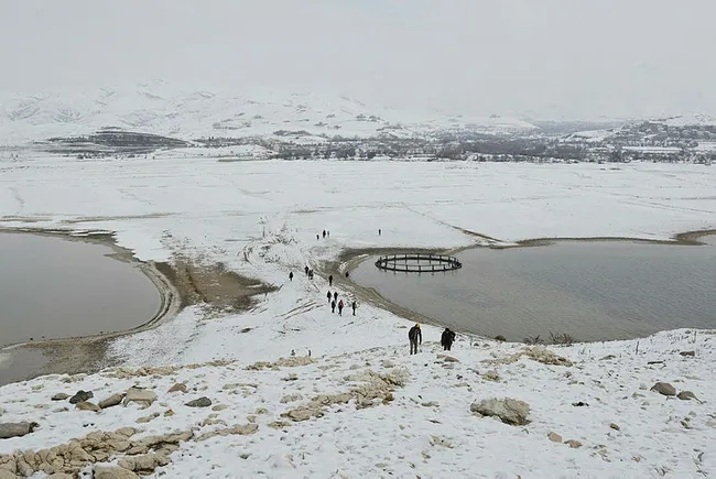 Sular çekilince tarihi kaleye 30 yıl sonra ilk kez yürüyerek gidildi