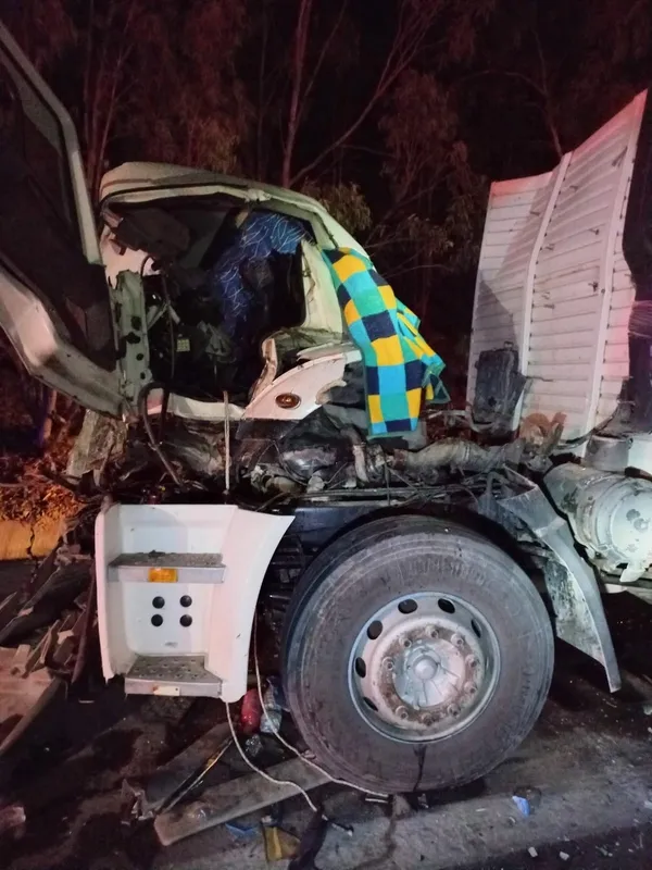 aydinda-feci-kaza-2-tir-carpisti-surucunde-icinde-sikisti-1656659366375.jpg