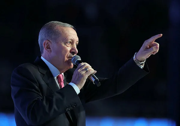 Başkan Erdoğan’dan milyonlar için peş peşe müjdeler! Evlenecek gençler dikkat: Faizsiz 2 yıl geri ödemesiz kredi! Kadınlara erken emeklilik düzenlemesi