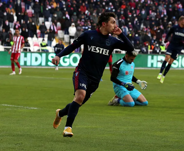 trabzonsporun-yildizi-abdulkadir-omurden-ayrilik-sinyali-kariyerimi-avrupada-surdurmek-istiyor-1645627618256.jpg Trabzonspor'un yıldızı Abdülkadir Ömür'den ayrılık açıklaması: Kariyerimi Avrupa'da sürdürmek istiyorum - 2