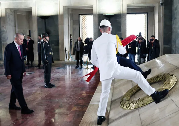 turkiye-yuzyili-basladi-ankarada-tarihi-toren-baskan-erdogan-once-mazbatasini-aldi-sonra-yemin-etti-1685800629580.jpg Türkiye Yüzyılı başladı! Ankara'da tarihi tören: Başkan Erdoğan önce mazbatasını aldı sonra yemin etti - 8