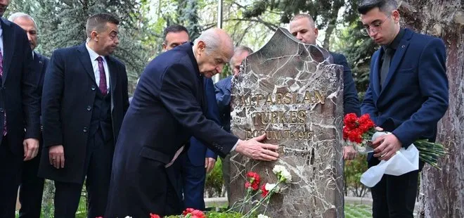 MHP Lideri Devlet Bahçeli Alparslan Türkeş’in kabrini ziyaret etti