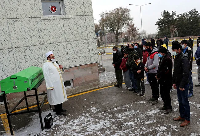 Babasının öldürdüğü anne ve iki kız kardeşinin cenazesine elinde kelepçeyle geldi