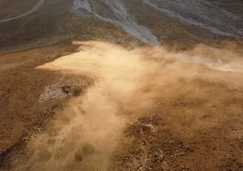 Bitlis'te tozlu göç başladı! Sürülerin zorlu yolculuğu drone ile görüntülendi