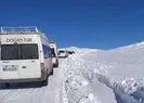 Kar yolları kapadı! 6 minibüs yolda mahsur kaldı