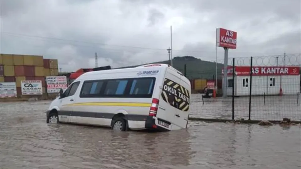 Samsun ve Bursa'yı sağanak vurdu! Yollar göle döndü, ağaçlar kırıldı, taşlar yerinden söküldü