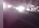 Kaldırımda yürüyen kadının üstüne yanan adam düştü