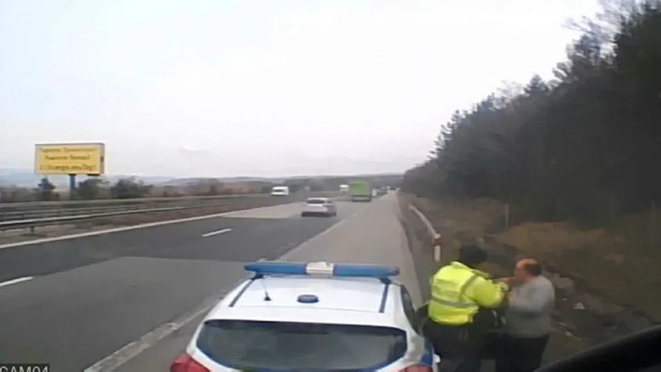 Bulgaristan'da Türk şoföre tokat atan polis hakkında flaş gelişme! Yaptığı yanına kalmadı