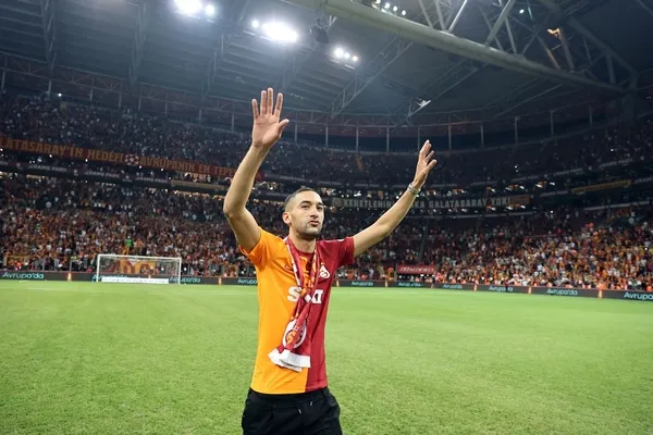 Hakim Ziyech Galatasaray’da! KAP’a bildirildi | Ziyech RAMS Park’ta taraftara üçlü çektirdi