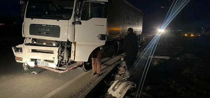 Afyonkarahisar'da TIR ile otomobil çarpıştı: 3 ölü, 2 yaralı