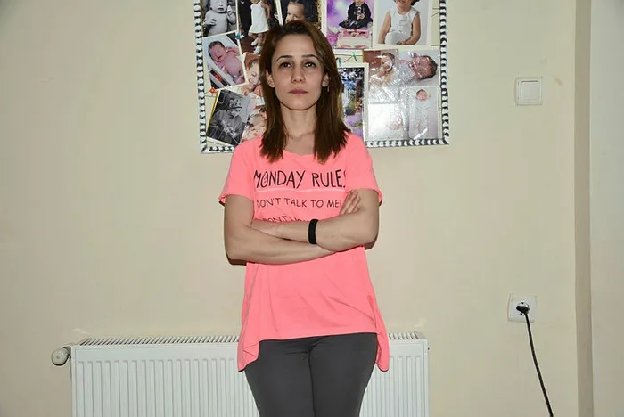 İzmir’de genç kadına patron dayağı! İki kızının önünde dövdü - 1