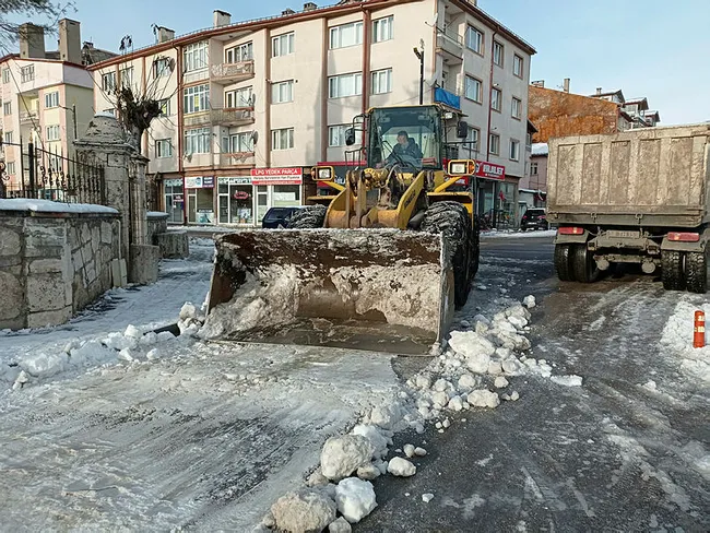 Sivas’ta kar kütleleri kamyonlarla kent merkezi dışına taşınıyor - 3