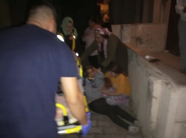 1686144662479.jpg Antalya'da sokak ortasında dehşet anları! Önce yumruk attı sonra tabancanın kabzasıyla başına vurdu - 1