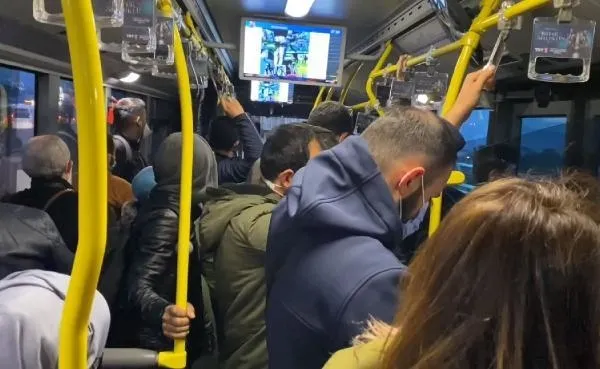 Koronavirüs vakalarının en çok görüldüğü İstanbul'da toplu ulaşımda yine yoğunluk - 1