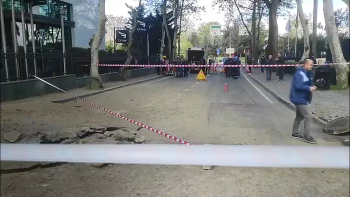 sariyerde-yol-coktu-ekipler-bolgeye-sevk-edildi-1746252031810.jpeg Sarıyer'de yol çöktü (DHA)