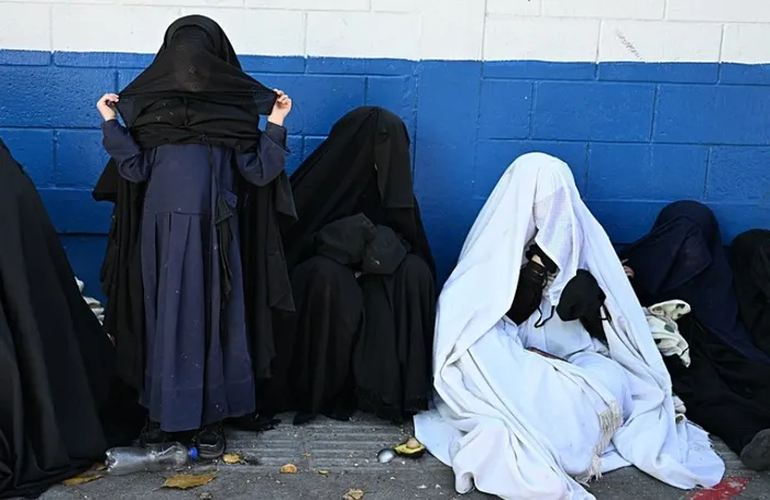 guatemaladaki-yahudi-tarikatte-cinsel-istismar-vakasi-160-cocugun-kaldigi-bakim-merkezine-baskin-1735049000840.jpg Lev Tahor tarikatına bağlı Yahudi kadınlar, genellikle yüzleri de dahil olmak üzere bütün vücutlarını örterek dolaşıyor (AFP)