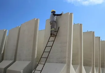 Afrin sınırına beton blok sevkiyatı