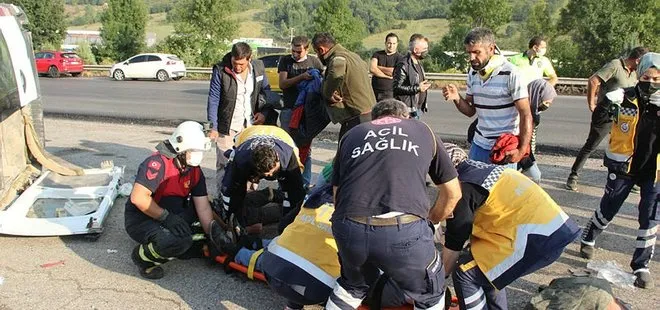 Anadolu Otoyolu İstanbul istikametinde minibüs ile otomobil çarpıştı! Yaralılar var