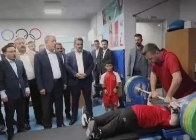 Engelleri halterle kaldırdılar