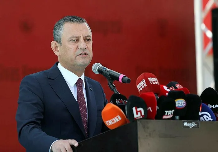 chpde-gergin-kurultay-parti-ici-muhalefeti-ayaga-kaldiran-metin-1725597785361.jpeg CHP'de gergin kurultay! Kılıçdaroğlu kavgasında yumruklar havada uçuştu - 1
