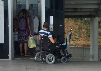 Metrobüs durağında engelliye asansör ayıbı