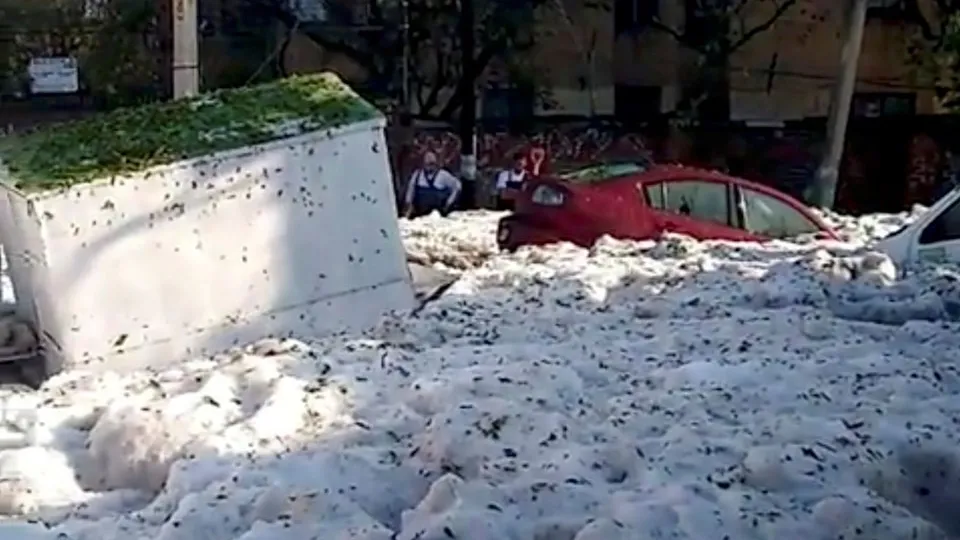 Dolu fırtınası, kent buzla kaplandı