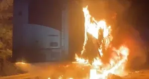 Adana’da et yüklü tırın dorsesi yandı