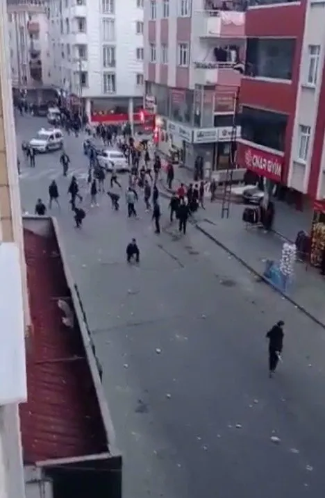 İstanbul Esenyurt’ta meydan savaşı gibi kavga! Sopa-satır-taş...