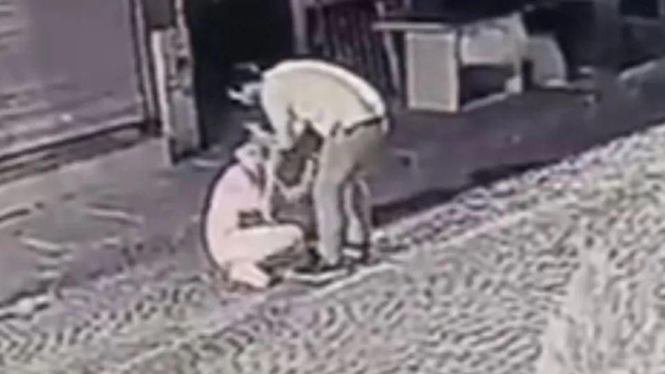 Sokak ortasında dehşeti yaşadı! Şiddeti gören esnaf saldırganın burnunu kırdı
