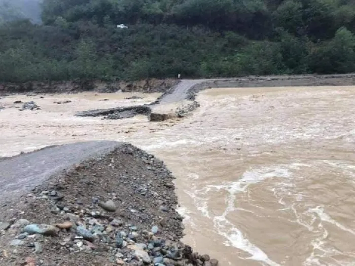 Giresun'da sel felaketi! İş makineleri sürüklendi - 1