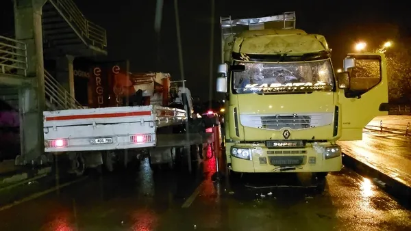 samsunda-tirin-acilan-damperi-ust-yaya-gecidine-carpti-4-yarali-1667282223409.jpg Samsun’da tırın açılan damperi üst yaya geçidine çarptı! 4 yaralı - 4