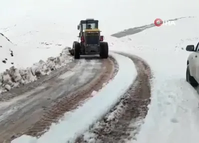 Siirt’te karda araçlar yolda mahsur kaldı