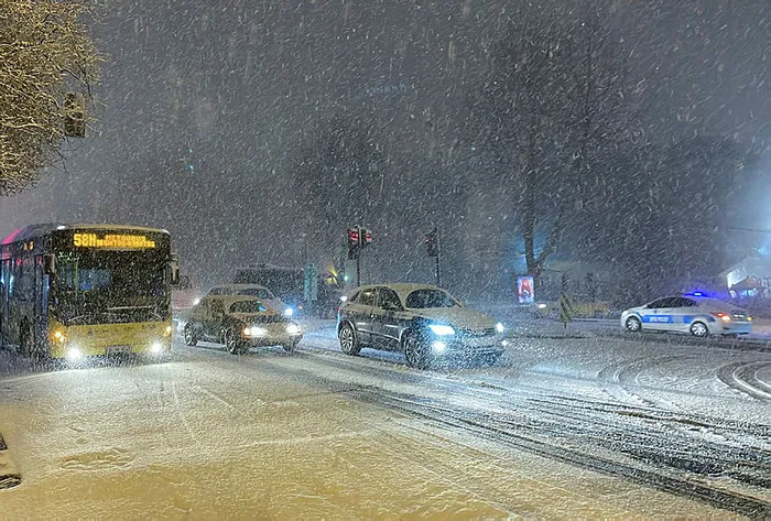 son-dakika-istanbulda-yogun-kar-yagisi-etkili-oluyor-trafige-cikacaklara-flas-uyari-1647109742001.jpg