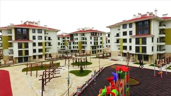 CHP’den İzmir’de TOKİ projesine çelme! Vatandaş CHP’li belediyeyi protesto etti: Enkaz altında kalınca mı sesimizi duyacaksınız?