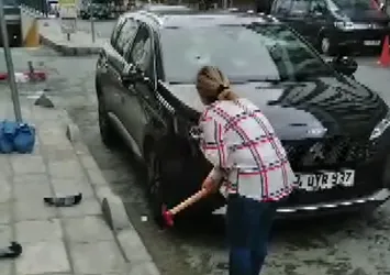 Boşanma aşamasındaki eşinin arabasına çekiçle saldırdı