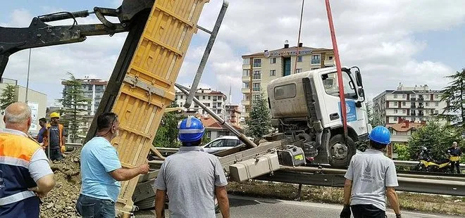 Ümraniye’de kontrolden çıkan hafriyat kamyonu refüje çıktı