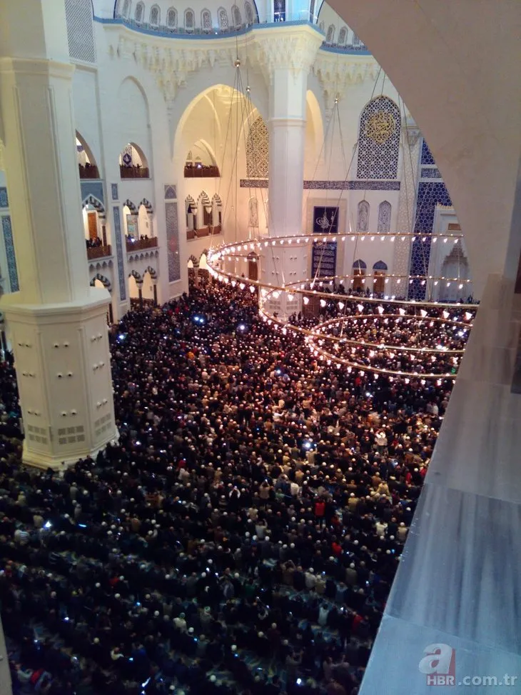 Büyük Çamlıca Camii’nde tarihi kalabalık!