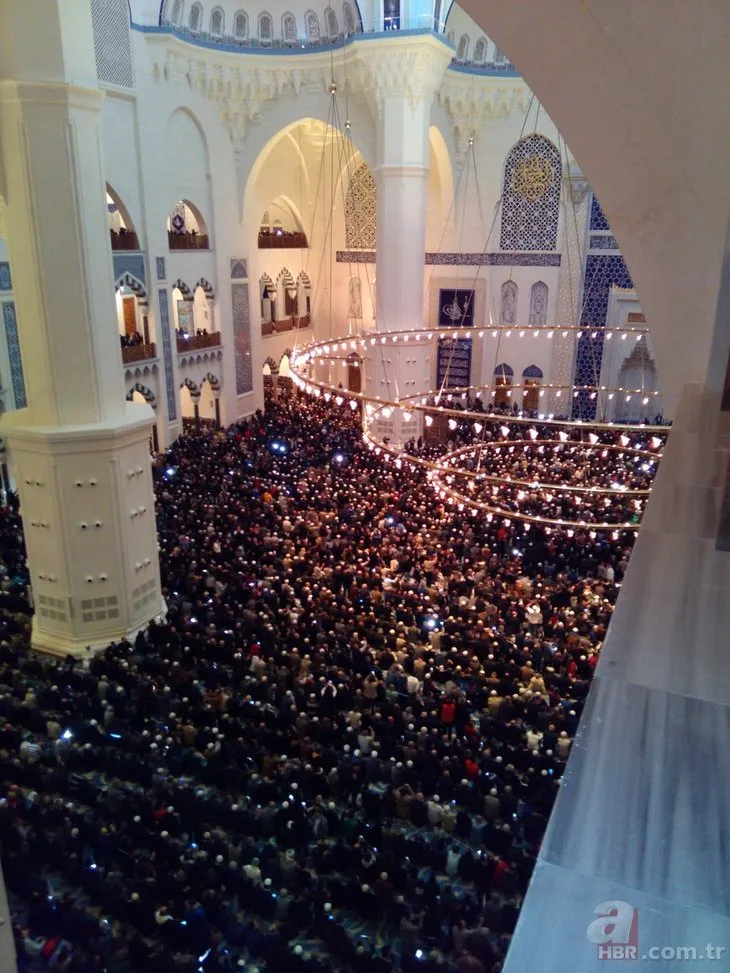 Büyük Çamlıca Camii'nde tarihi kalabalık!