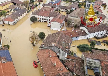 İtalya'da sel: Çatıdan yardım çağırdılar! 2 kayıp