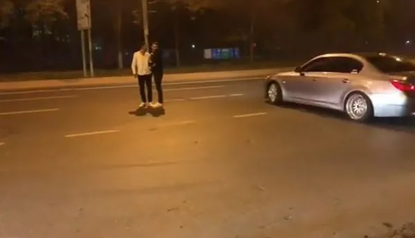 İstanbul’da lüks otomobilli magandalar caddeyi trafiğe kesip “drift” yaptı - 1