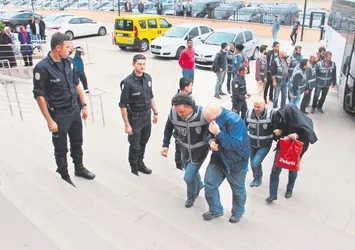 Pişman polisler ‘abi’ ve ‘abla’ları ele verdi
