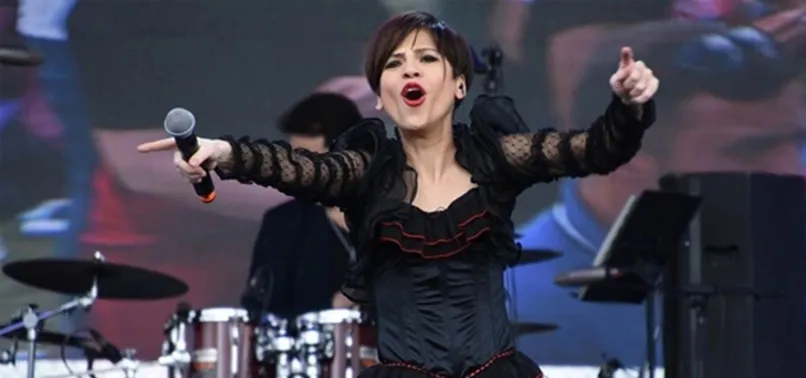 Aydilge sevenlerini korkuttu! Sahnede yere yığıldı