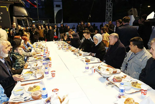 Üsküdar’da 50 bin kişi ile iftar: Başkan Recep Tayyip Erdoğan’dan kritik açıklamalar: Deprem bölgesinden asla ayrılmayacağız