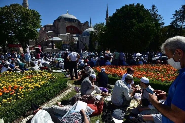 86 yıllık hasret bir cuma vakti vuslata erdi! Ayasofya Camii'nin ibadete açılışının yıl dönümü