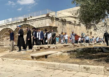Fanatik Yahudiler Mescid-i Aksa'ya saldırdı