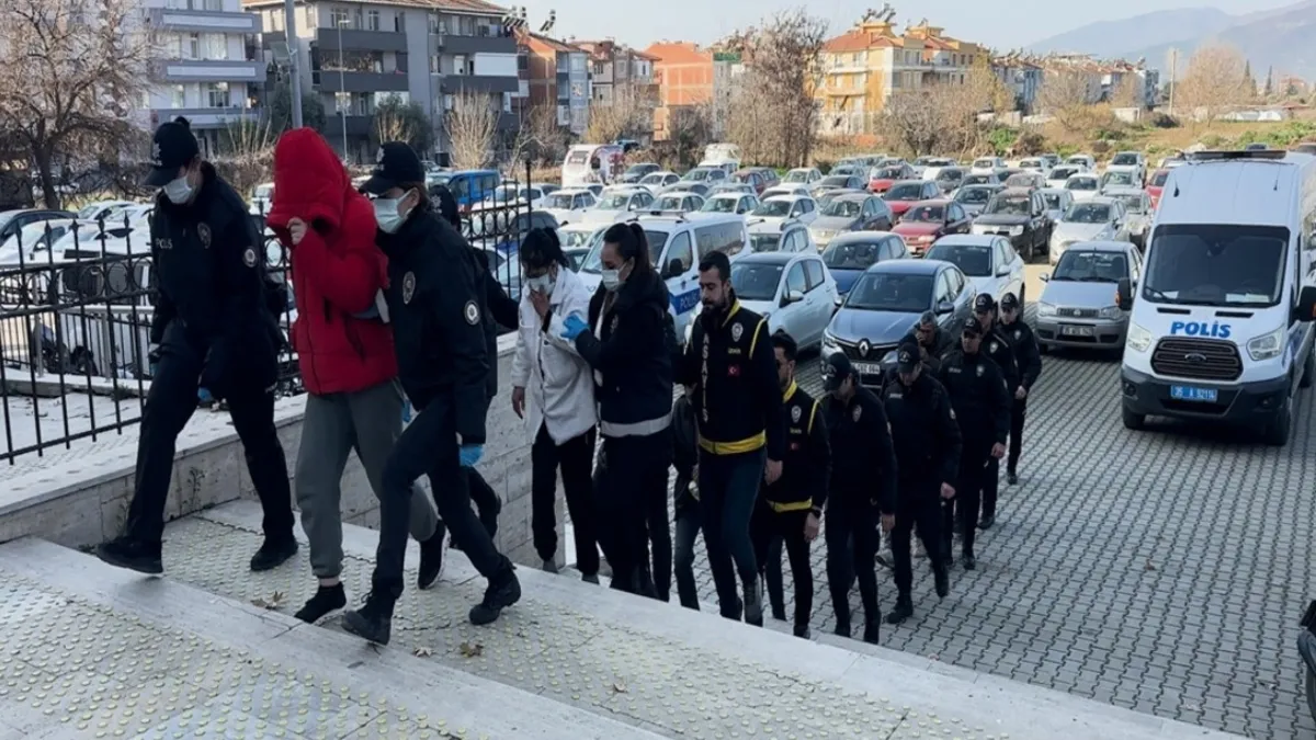 İzmir'de fuhuş operasyonu: 8 şüpheli tutuklandı