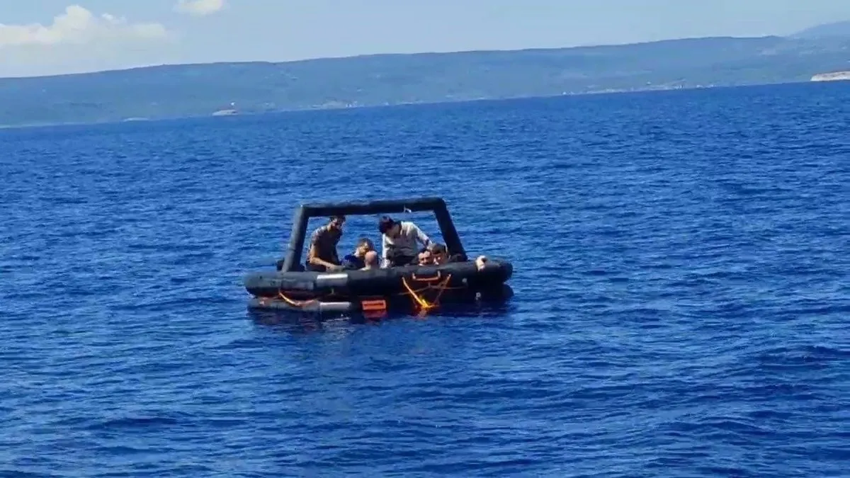 Balıkesir açıklarında 21 düzensiz göçmen kurtarıldı Yunanistan unsurları tarafından geri