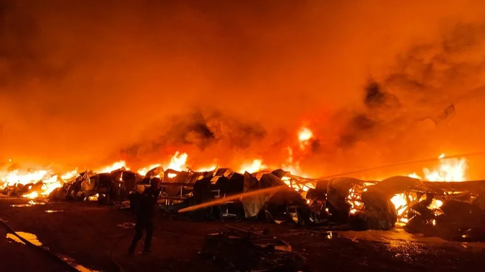 Düzce’deki Kelebek Mobilya Fabrikası alevlere teslim oldu