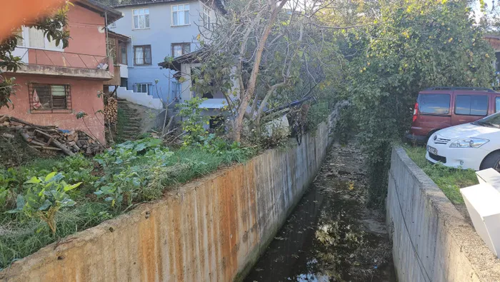 İstanbul'un göbeğinde 60 yıllık atık su sorunu vatandaşı çileden çıkardı - 2
