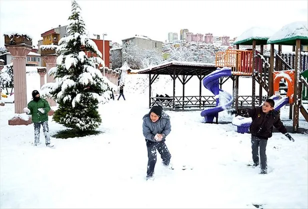 Bugün okul var mı, yok mu? 27-28 Kasım Pazartesi okullar tatil edildi mi, kar tatili olacak mı? Son dakika Valilik açıklamaları...